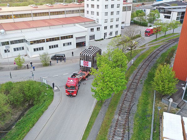 Part of a vacuum chamber from ALD moved into the boring mill hall by heavy load vehicle