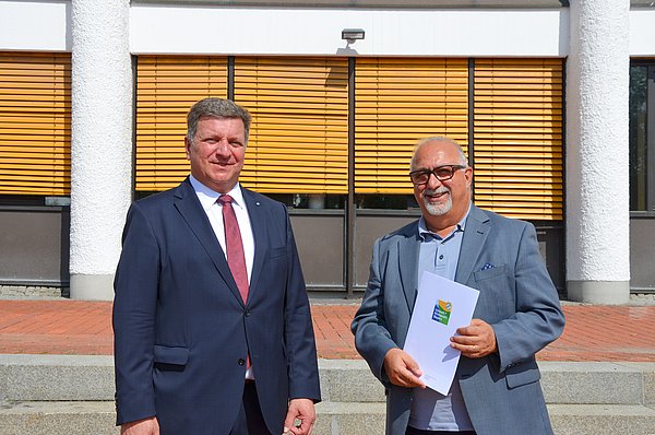 Amir Tajik (re.) mit Christian Bernreiter (li.), Landrat Deggendorf bei der Übergabe