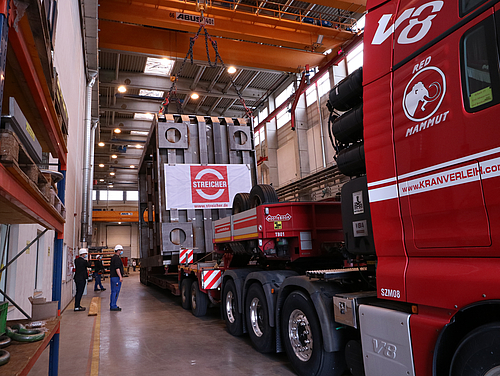 Part of a vacuum chamber from ALD moved into the boring mill hall by heavy load vehicle