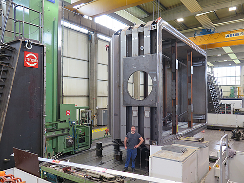Part of a vacuum chamber from ALD moved into the boring mill hall by heavy load vehicle