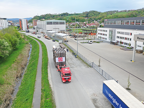 Teil einer Vakuumkammer von ALD mittels Schwertransport in Bohrwerkshalle verlegt