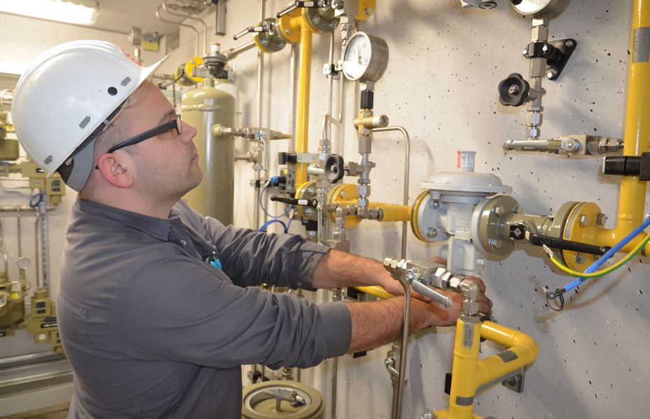 Maintenance of gas pressure and regulating plants/biogas plants